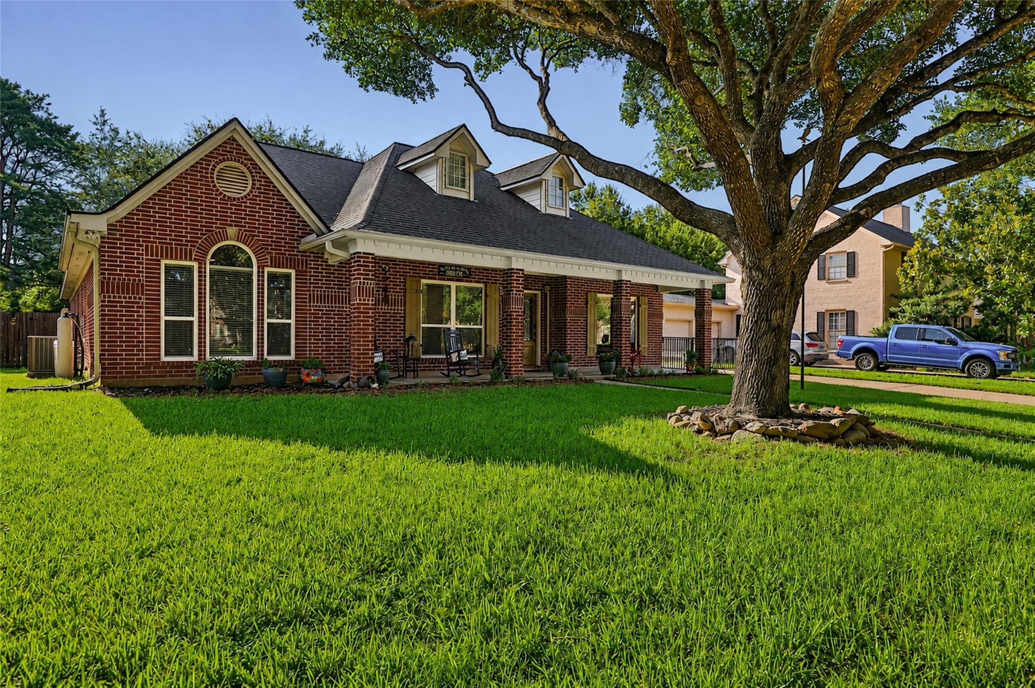 3102 E Elm Circle