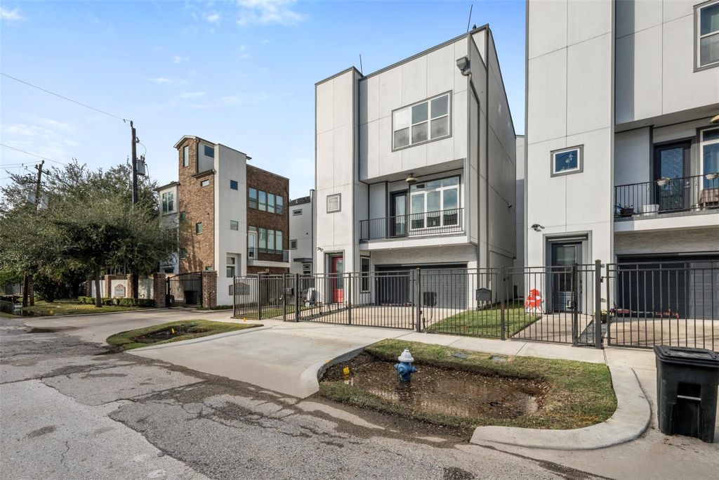 Photo of 6106 Clarkson Lane #D, Houston, TX 77055 (MLS # 2080898)