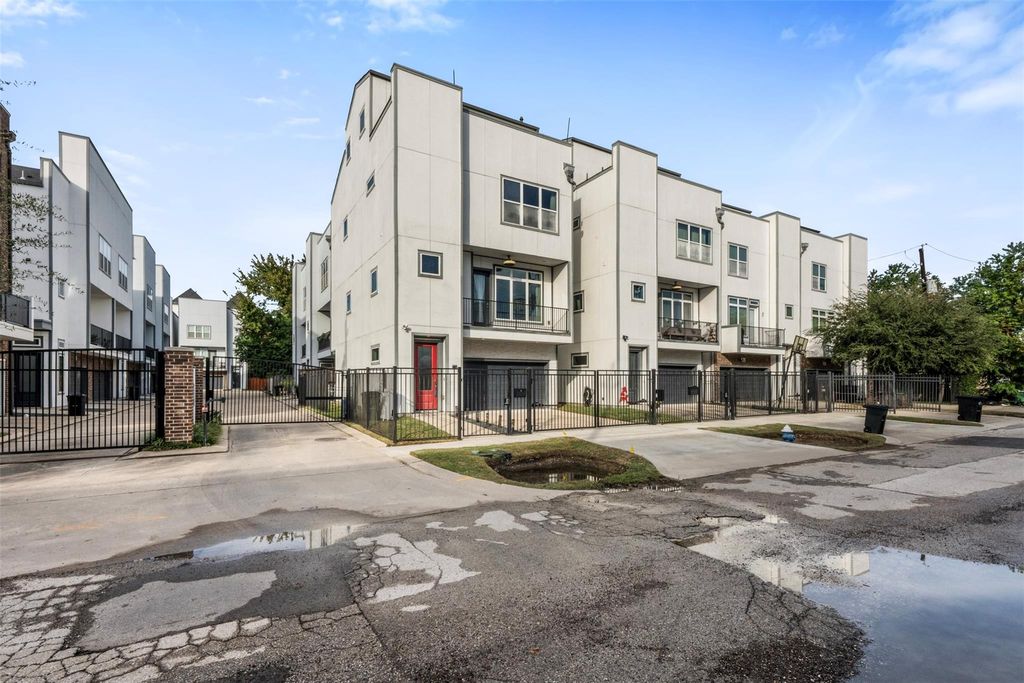Photo of 6106 Clarkson Lane #D, Houston, TX 77055 (MLS # 2080898)