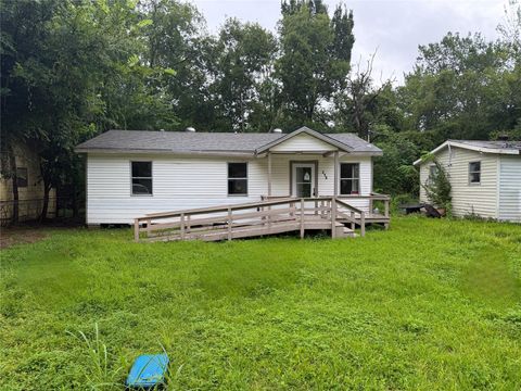 Homes For Sale - 215 Blackshear Street<br/> Tomball, TX 77375
