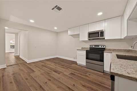 Tiny photo for 915 W Lewis Street, Conroe, TX 77301 (MLS # 10393438)