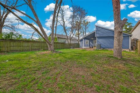 Tiny photo for 915 W Lewis Street, Conroe, TX 77301 (MLS # 10393438)