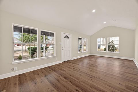Tiny photo for 915 W Lewis Street, Conroe, TX 77301 (MLS # 10393438)