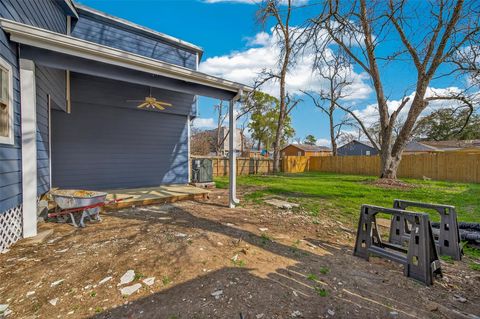 Tiny photo for 915 W Lewis Street, Conroe, TX 77301 (MLS # 10393438)