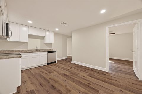 Tiny photo for 915 W Lewis Street, Conroe, TX 77301 (MLS # 10393438)