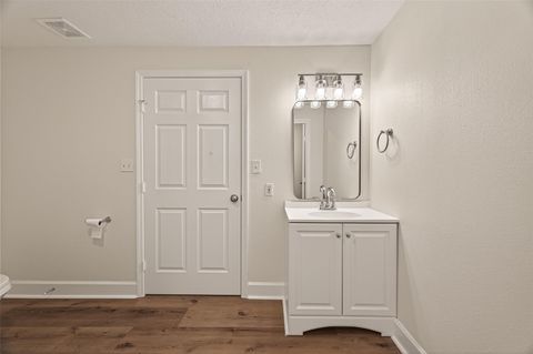 Tiny photo for 915 W Lewis Street, Conroe, TX 77301 (MLS # 10393438)