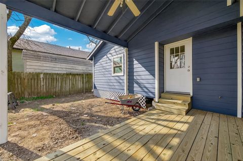 Tiny photo for 915 W Lewis Street, Conroe, TX 77301 (MLS # 10393438)