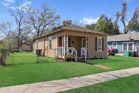 Homes For Sale - 119 E Fayle Street<br/> Baytown, TX 77520