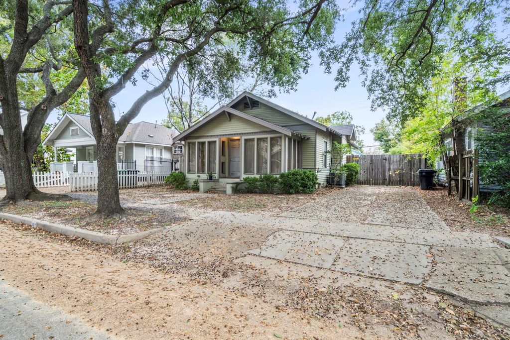 Photo of 909 Bayland Avenue, Houston, TX 77009 (MLS # 38030101)