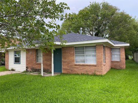 Photo of 612 N Avenue B, Freeport, TX 77541 (MLS # 4053000) Photo of 612 N Avenue B, Freeport, TX 77541 (MLS # 4053000)
