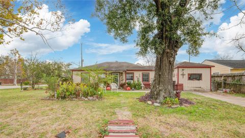 Photo of 6601 Teluco Street, Houston, TX 77055 (MLS # 62020932)