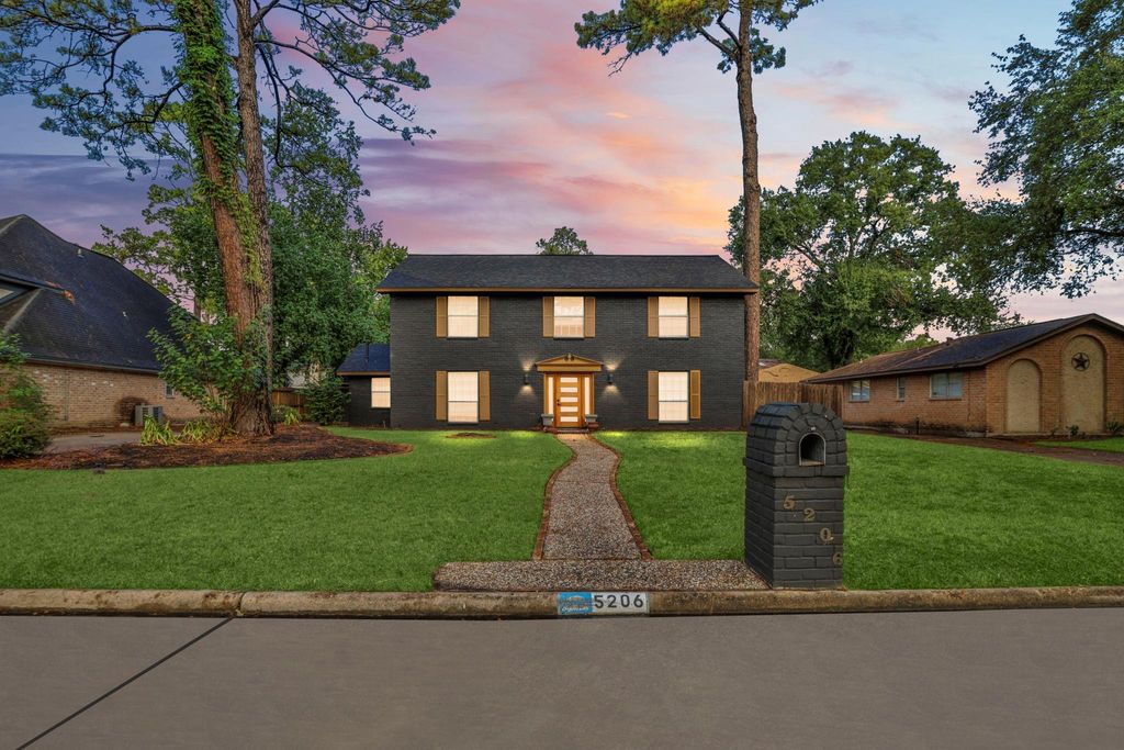Photo of 5206 Lodge Creek Dr Drive, Houston, TX 77066 (MLS # 93201359)