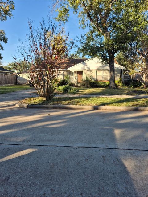 Photo of 8046 Turquoise Lane, Houston, TX 77055 (MLS # 55176226)