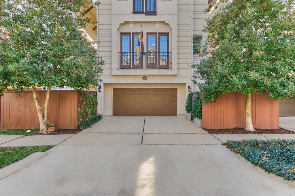 Photo of 1114 W 15th Street, Houston, TX 77008 (MLS # 25834381)