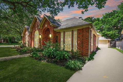 Photo of 6715 Wildacre Drive, Sugar Land, TX 77479 (MLS # 74015803)