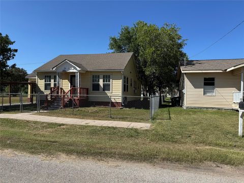 Photo of 602 E Clayton Street, Cuero, TX 77954 (MLS # 91561923)