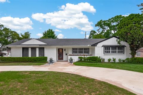 Photo of 5666 Overbrook Lane, Houston, TX 77056 (MLS # 37695001)
