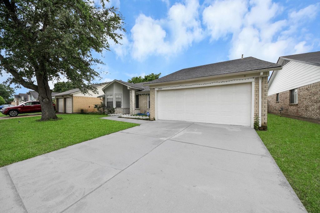 Photo of 12423 Tambourine Drive, Houston, TX 77477 (MLS # 19136262)
