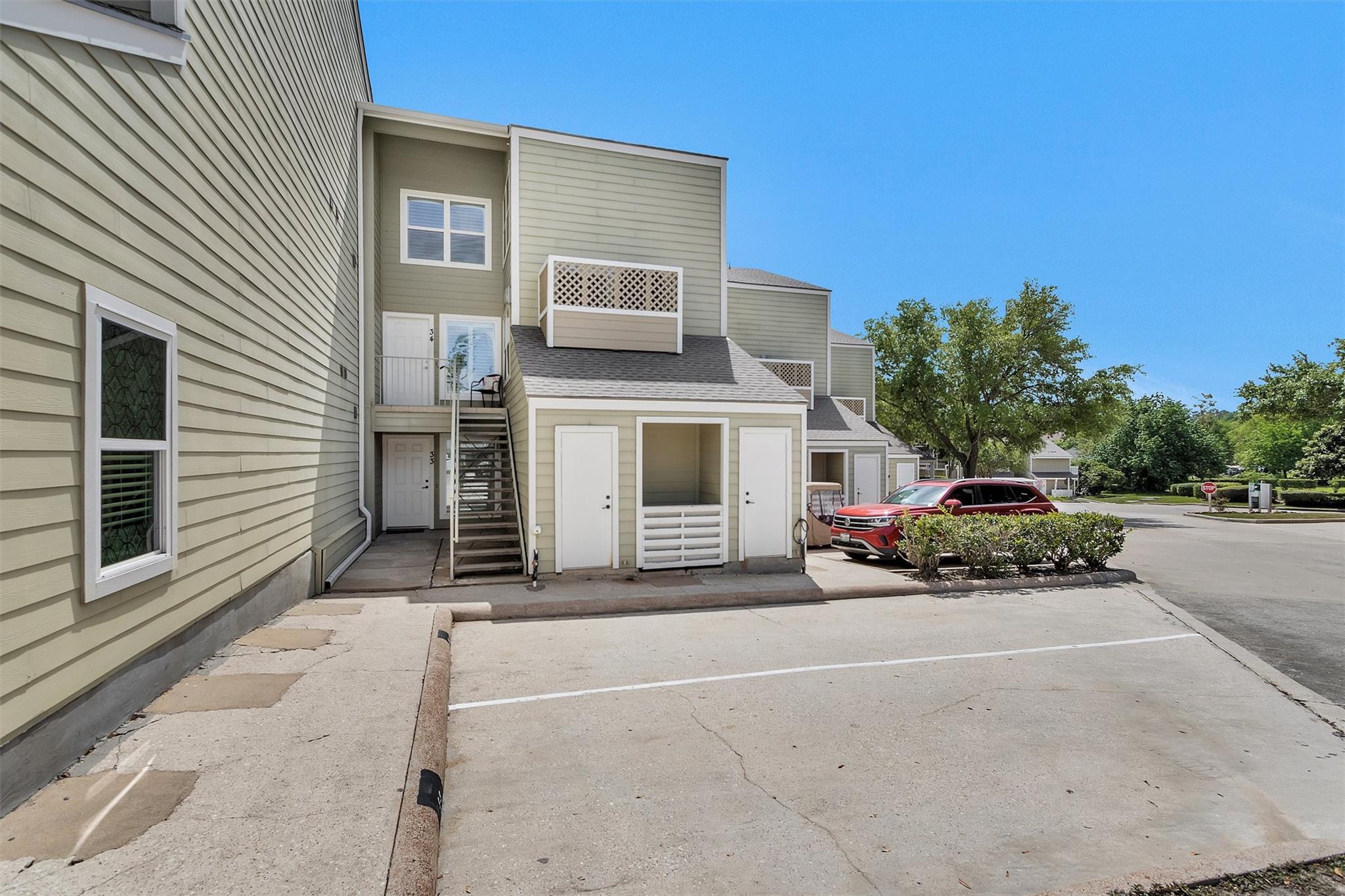 34 April Point Drive S