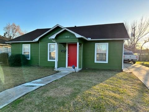 Photo of 1813 E California Street E, Baytown, TX 77520 (MLS # 60976714)