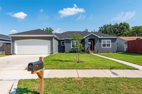 Photo of 303 Kalmer Street, Pasadena, TX 77502 (MLS # 65469783)