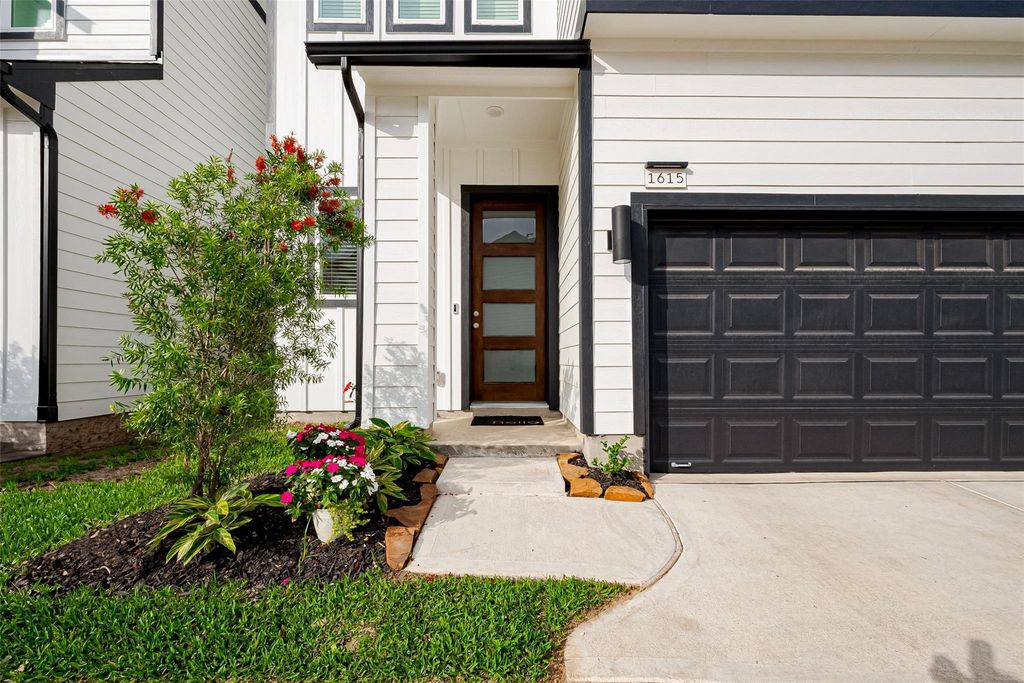 Photo of 1615 Regents Gate Road, Houston, TX 77055 (MLS # 74645282)