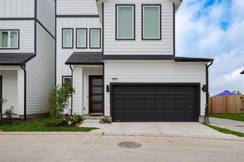 Photo of 1615 Regents Gate Road, Houston, TX 77055 (MLS # 74645282)