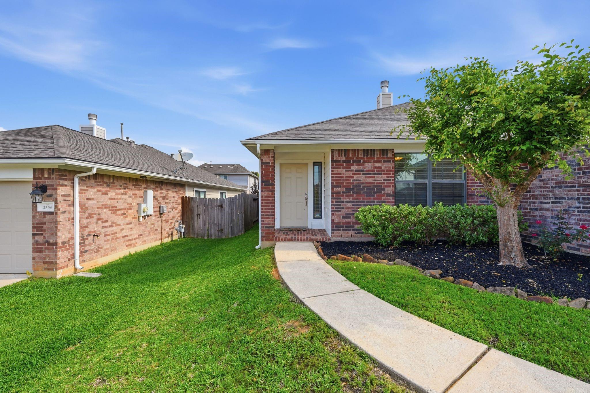 2304 Oakleaf Hills Circle
