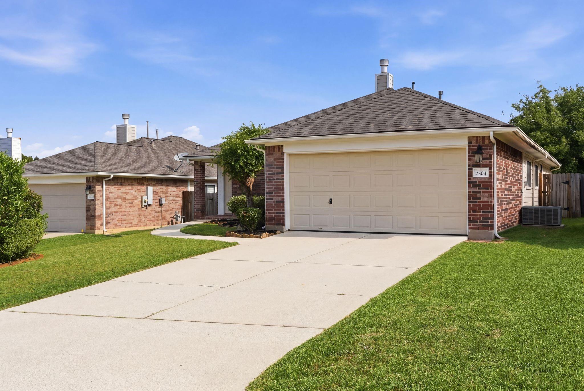 2304 Oakleaf Hills Circle