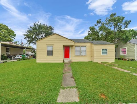 Photo of 1601 Alabama Street, Baytown, TX 77520 (MLS # 68105370)