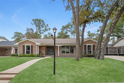 Photo of 10211 Candlewood Drive, Houston, TX 77042 (MLS # 2422699)