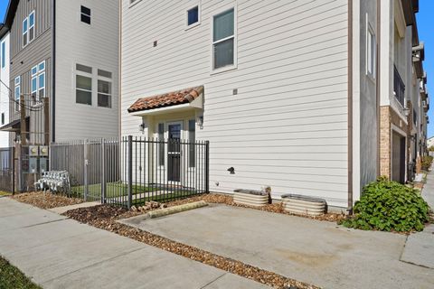 Tiny photo for 882 Wakefield Drive #C, Houston, TX 77018 (MLS # 23802576)