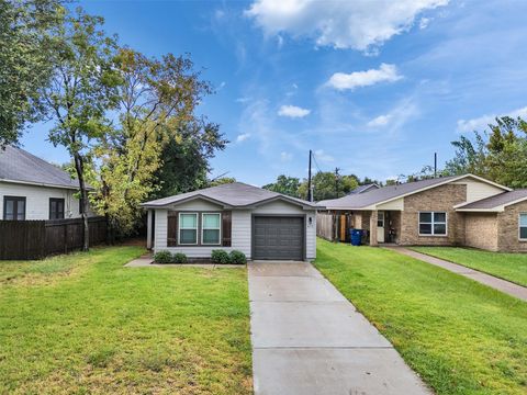 Photo of 419 8th Avenue N, Texas City, TX 77590 (MLS # 27634968)