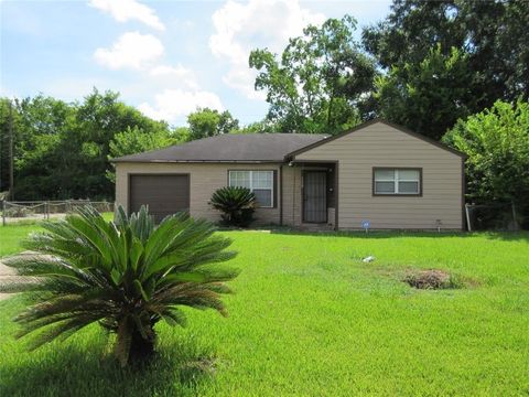 Photo of 10601 Murr Way, Houston, TX 77048 (MLS # 25209143)