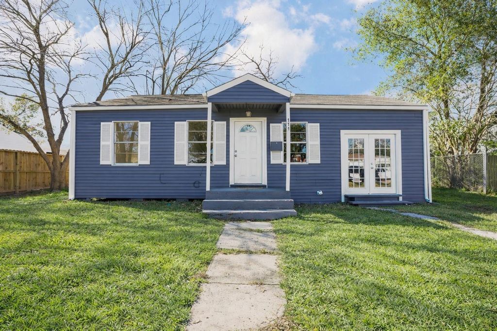 Photo of 111 Poinsetta Lane, Highlands, TX 77562 (MLS # 61247621)