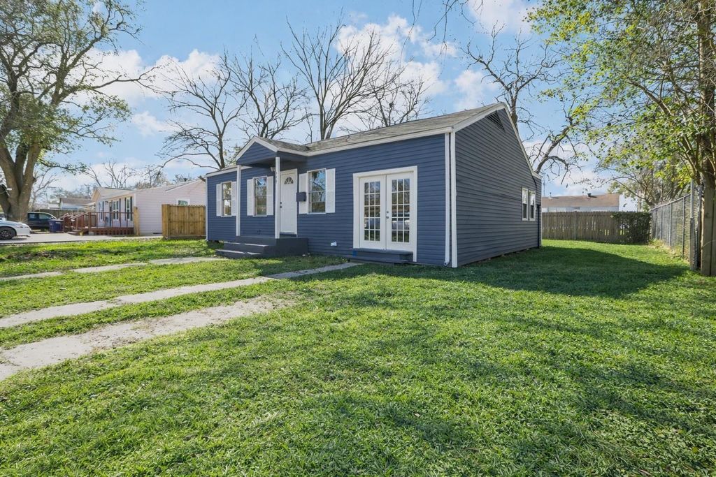 Photo of 111 Poinsetta Lane, Highlands, TX 77562 (MLS # 61247621)