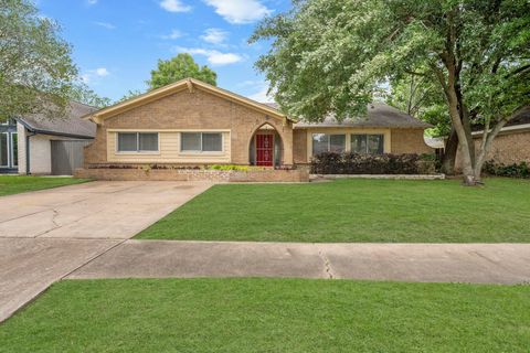 Photo of 15911 Mill Point Drive, Houston, TX 77059 (MLS # 80922798)