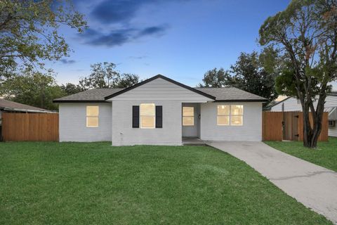 Photo of 4842 Larkspur Street, Houston, TX 77033 (MLS # 91472161)