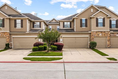 Townhouse For Sale - 12119 Medina Lake Drive<br/> Tomball, TX 77377