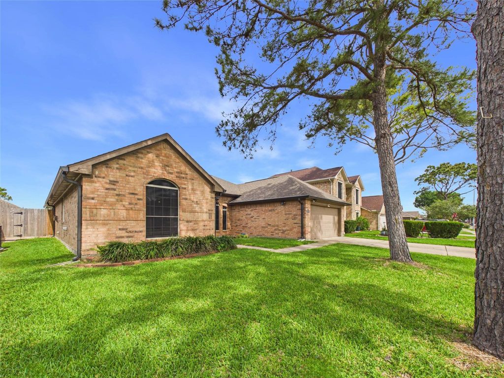 Photo of 1105 Glencrest Drive, La Porte, TX 77571 (MLS # 60194418)