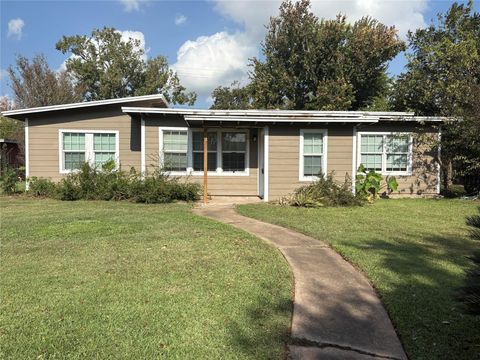 Photo of 1622 W 9th Street, Freeport, TX 77541 (MLS # 54290299)