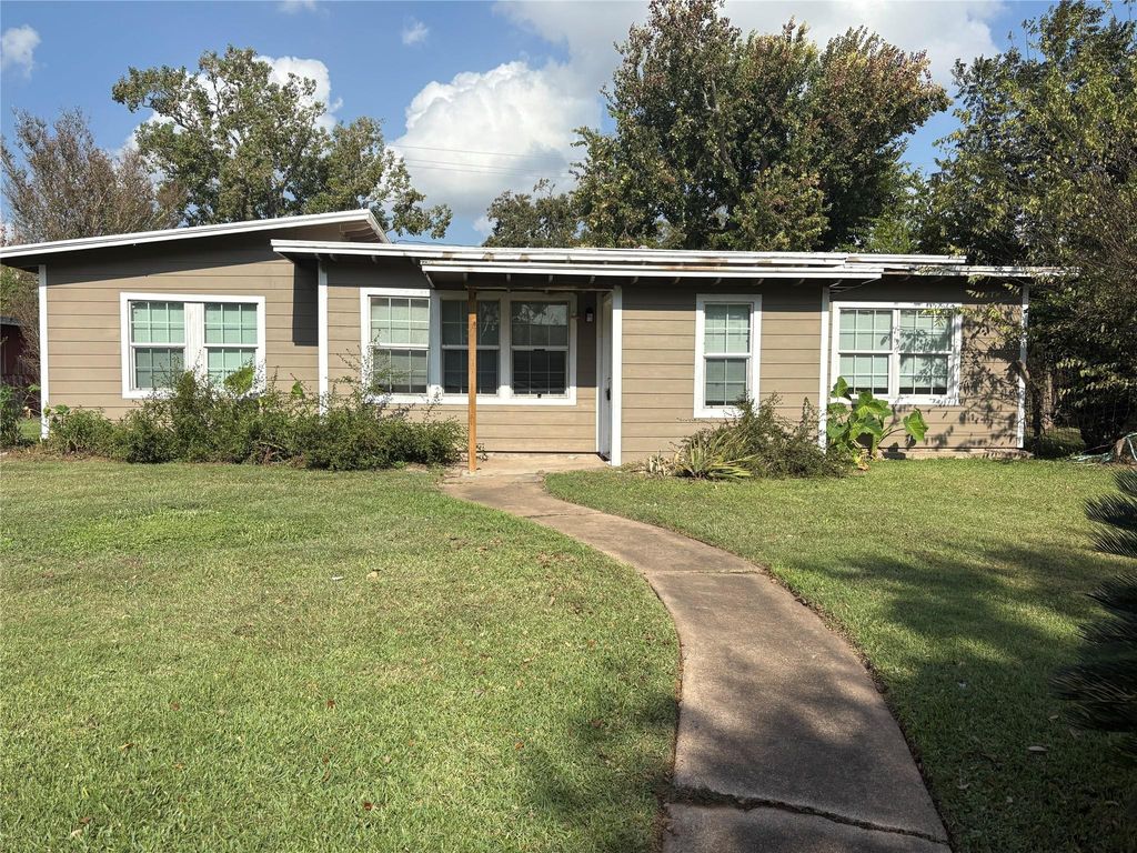 Photo of 1622 W 9th Street, Freeport, TX 77541 (MLS # 54290299)