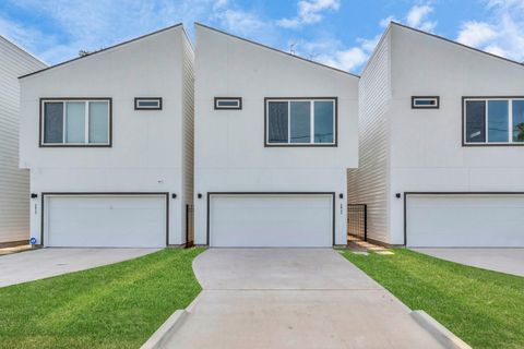 Photo of 5812 Burt Street, Houston, TX 77091 (MLS # 44458853)