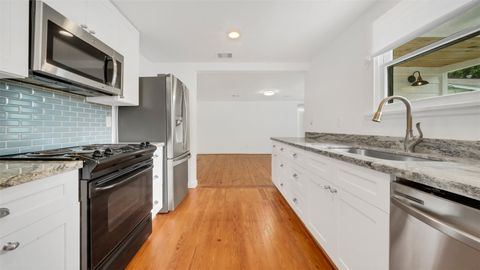 Photo of 129 E 31st 1/2 Street, Houston, TX 77018 (MLS # 29183579)