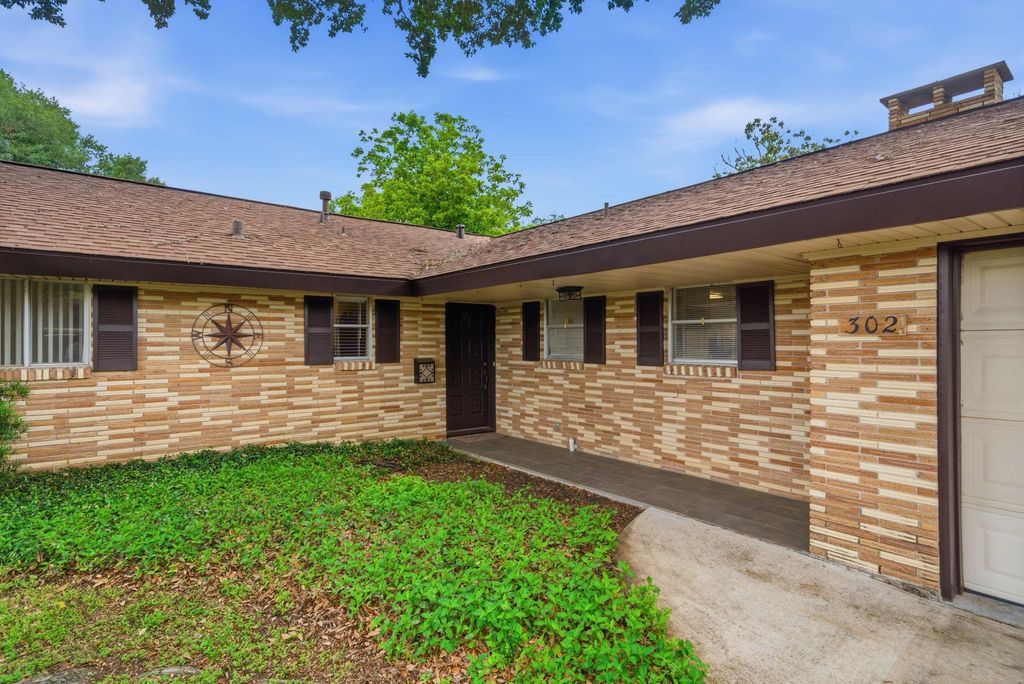 Photo of 302 Village Drive, Sugar Land, TX 77498 (MLS # 7380765)