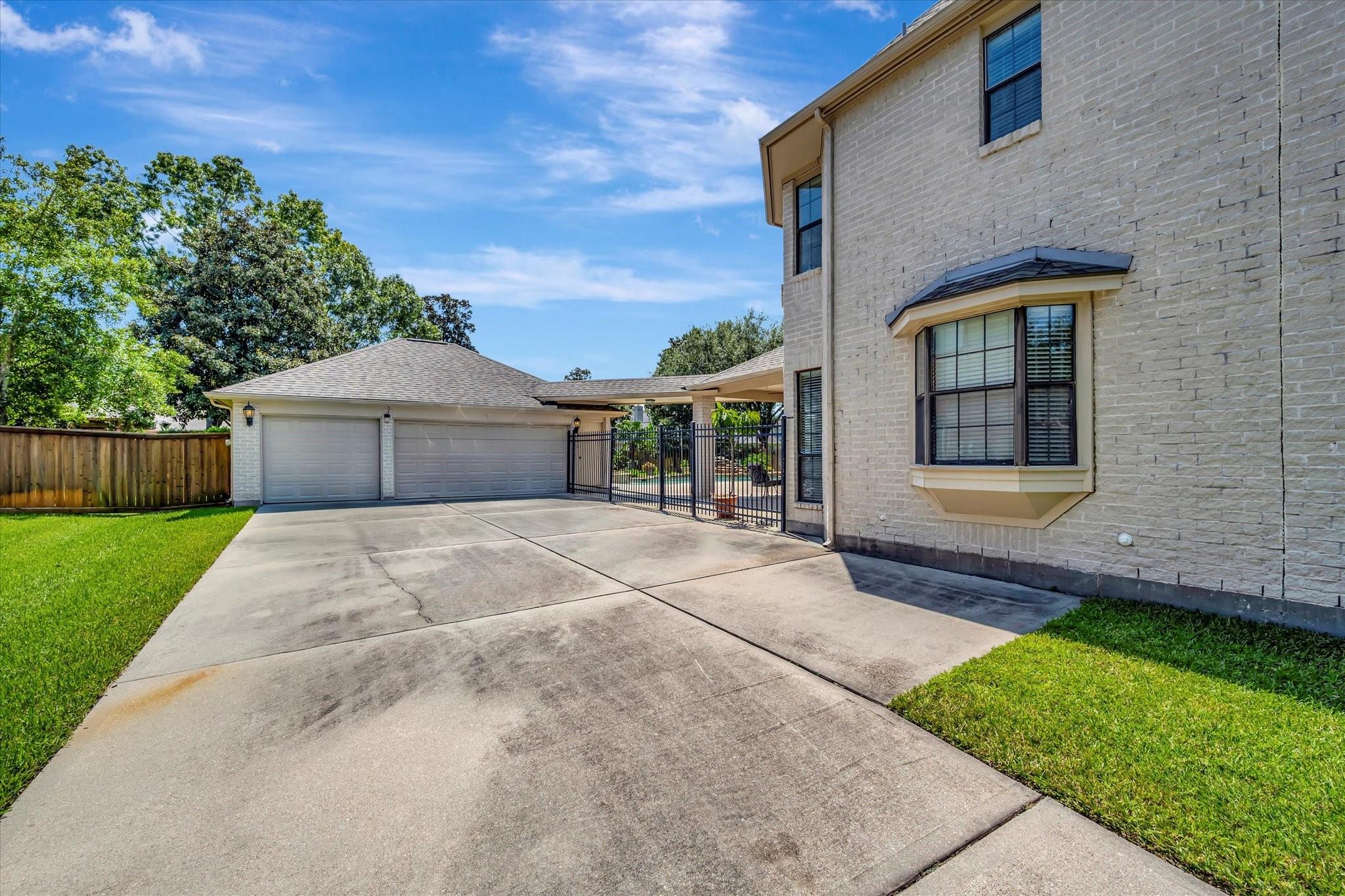 15518 Pinenut Bay Court