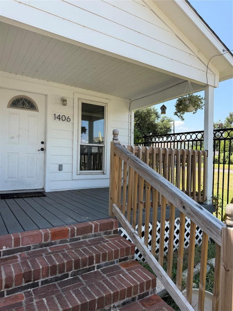 Photo of 1406 E 33rd Street, Houston, TX 77022 (MLS # 52530892)