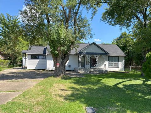 Photo of 305 Pampa Street, Pasadena, TX 77504 (MLS # 23322759)