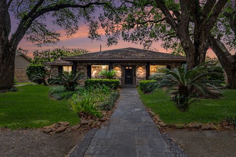 Photo of 5251 Birdwood Road, Houston, TX 77096 (MLS # 21106606)