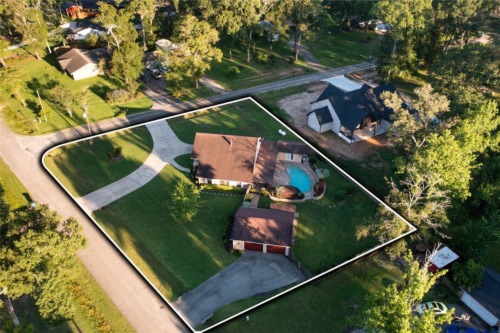 Photo of 360 Hollyglenn Street, Woodbranch, TX 77357 (MLS # 67443395)